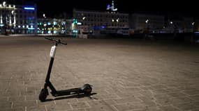 Une trottinette sur le Vieux-Port déserté de Marseille (France) le 17 octobre 2020 