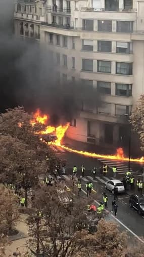 Manifestation des gilets jaunes à Paris : des voitures incendiées  - Témoins BFMTV