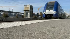 Un TER de la région Provence-Alpes-Côte-d'Azur en gare d'Antibes.