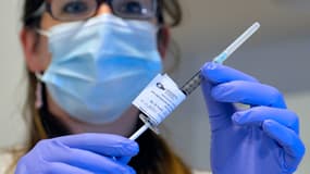 Un docteur teste les échantillons du vaccin contre Ebola dans un hôpital de Lausanne en Suisse début novembre