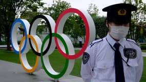 Les anneaux olympiques devant le siège du Comité olympique à Tokyo