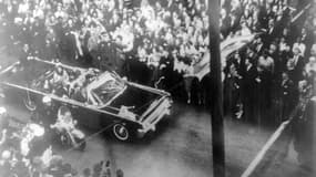 Photo prise le 22 novembre 1963, du convoi du président américain J. F. Kennedy juste avant son assassinat à Dallas (Texas, États-Unis).