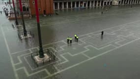 Venise: la place Saint-Marc toujours submergée