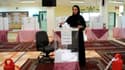 Une Saoudienne dépose son bulletin dans l'urne dans un bureau de vote à Jeddah, le 12 décembre 2015.