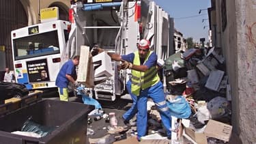 Avec la géolocalisation embarquée dans les bennes, on sait en temps réel où se trouvent les camions et à quelle vitesse ils circulent. Un dispositif de "surveillance" dont les éboueurs grévistes à Marseille, réclament l'encadrement.