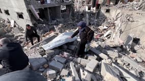 Siria Al-Arouqi, une habitante de Rafah, cherche dans les décombres les corps de sa sœur et de sa famille.