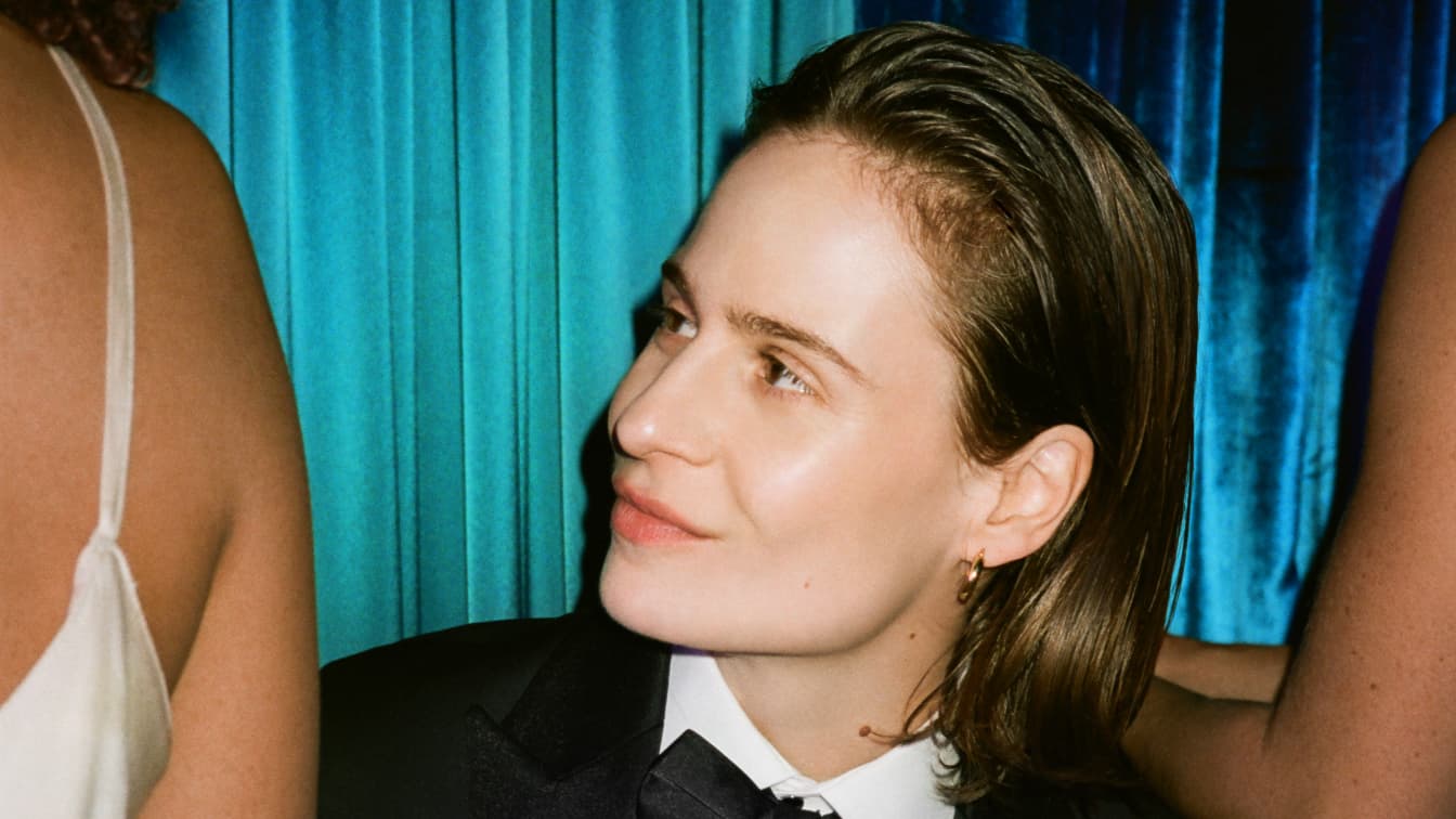 Christine and the Queens explique l'origine de son nouveau nom de scène, Redcar