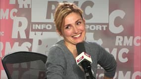 Elle "adore le rugby" et "joue au foot": Julie Gayet taquine Vincent Moscato sur RMC