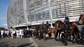 Des policiers devant le stade Pierre Mauroy à Villeneuve d'Ascq, le 25 mai 2024. 