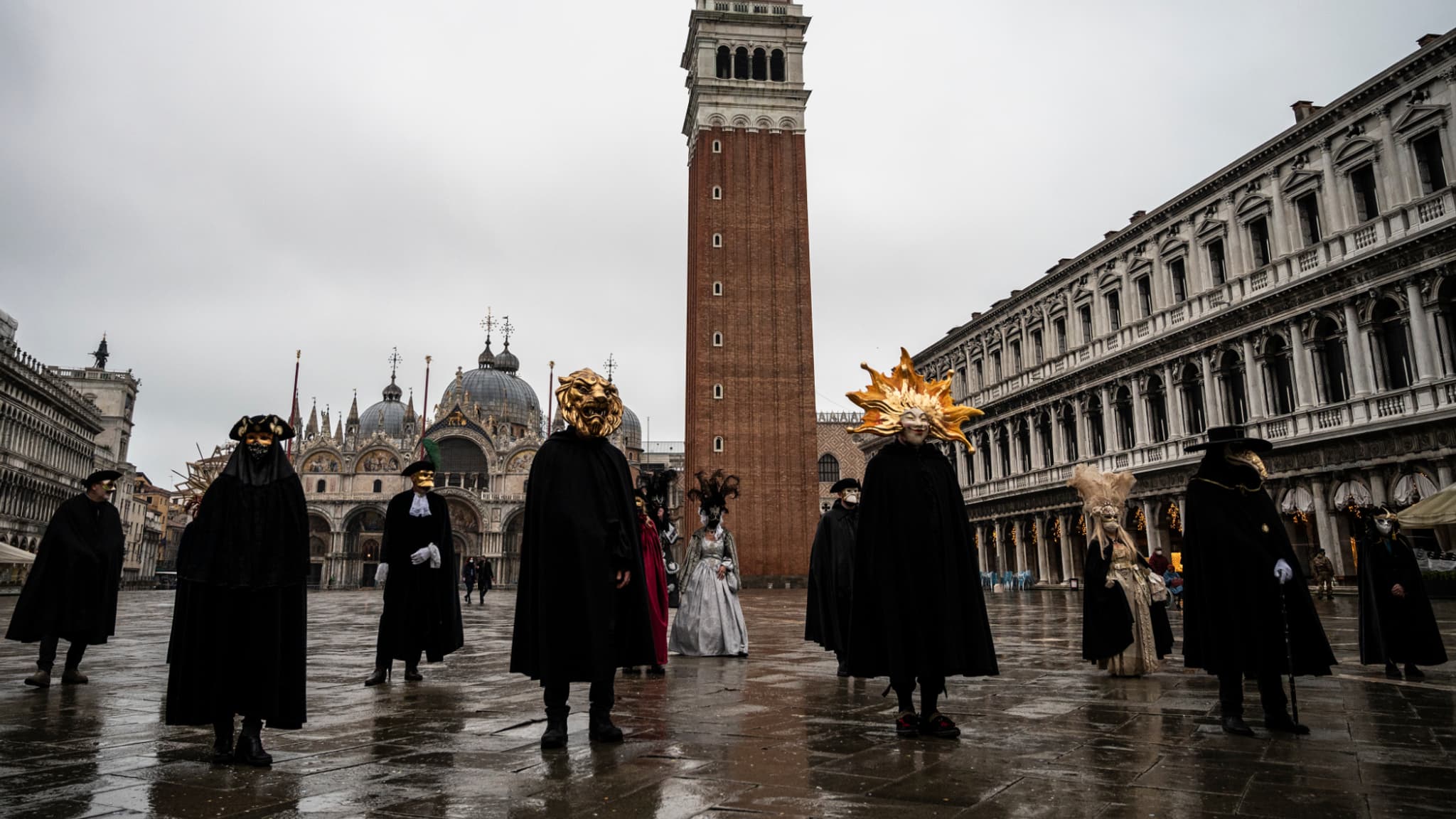 Des artisans se rassemblent place Saint-Marc à Venise pour le carnaval, le 7 février 2021