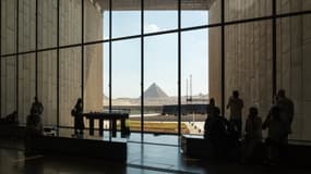 Vue sur une des pyramides de Gizeh par une fenêtre du Grand Musée égyptien, au Caire, dans le gouvernorat du Caire dans le nord de l'Égypte, le 12 octobre 2025.