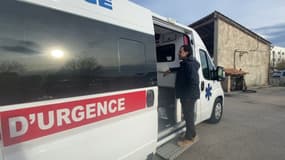 Un ambulancier avec son véhicule le 24 janvier 2024 dans le Var
