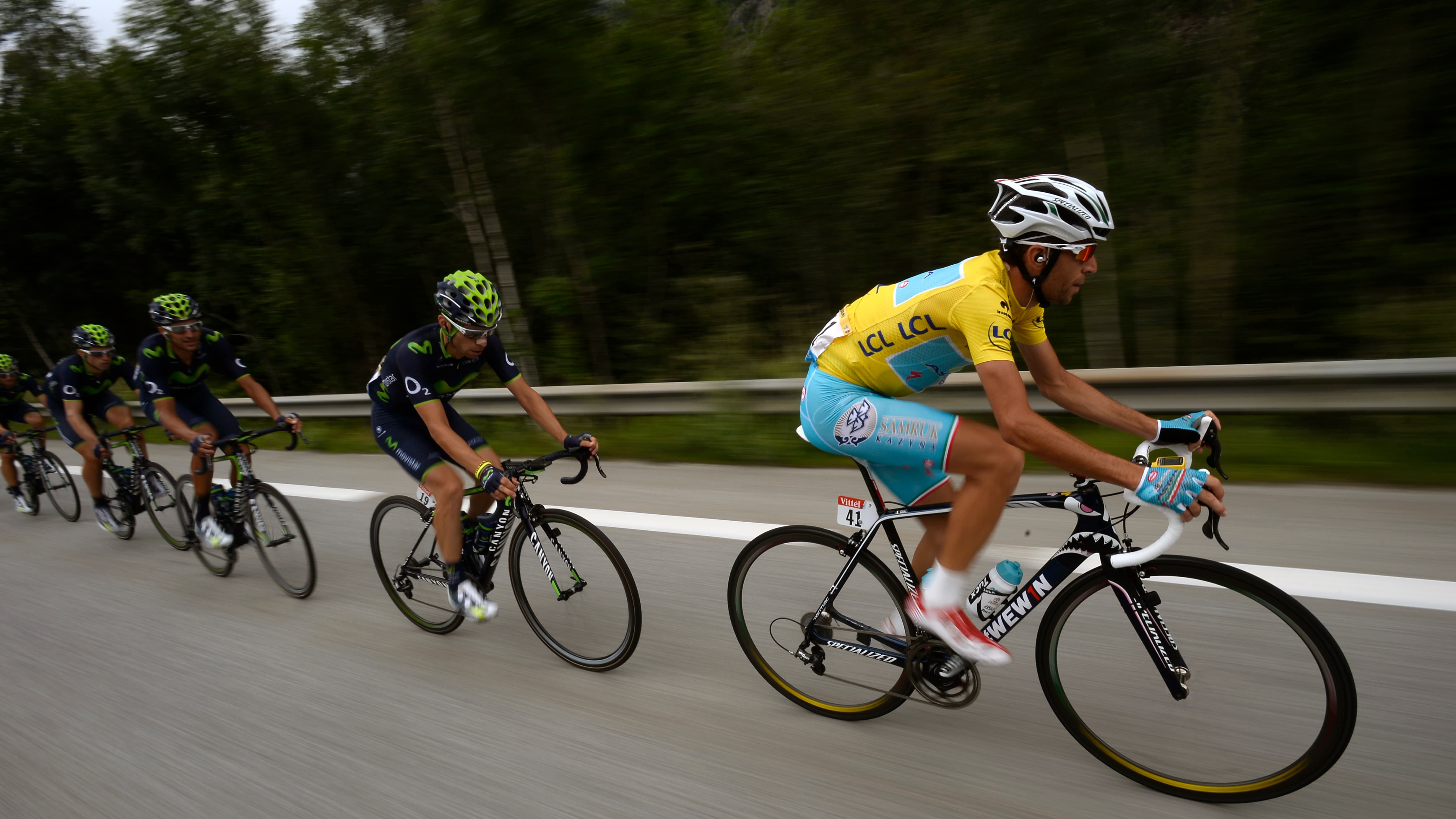 Le maillot jaune Vincenzo Nibali dans le peloton Le maillot jaune Vincenzo Nibali dans le peloton