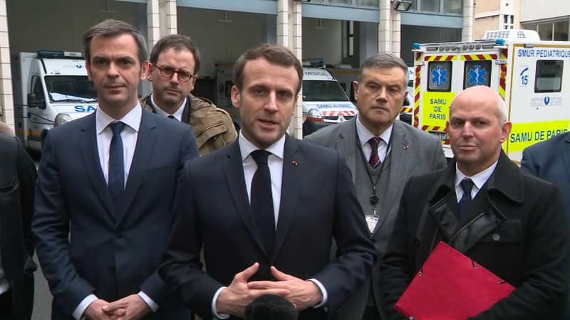 Emmanuel Macron à la sortie de l'hôpital Necker à Paris. 