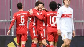 L'attaquant du Bayern Munich, le Polonais Robert Lewandowski, félicité par ses coéquipiers après un but marqué contre Stuttgart, lors de leur match de Bundesliga, le 20 mars 2021 à Munich