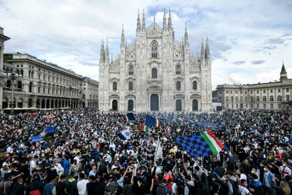 Des supporters de l'Inter Milan font la fête après que le club a été sacré champion d'Italie, sur la Piazza Duomo à Milan, le 2 mai 2021