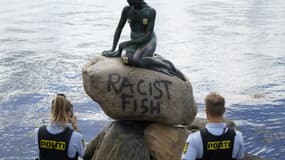 Des policiers devant la statue de la Petite Sirène de Copenhague, vandalisée le 3 juillet 2020