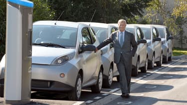 L'industriel breton Vincent Bolloré pose devant les véhicules électriques du système Autolib' (image d'illustration)