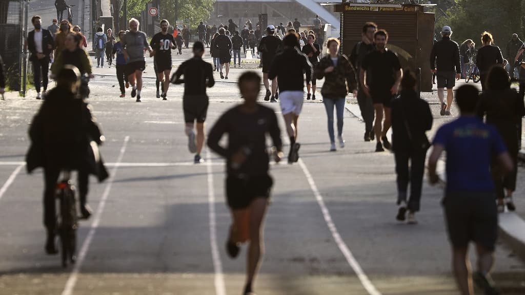 Des joggeurs à Paris le 11 mai 2020 Des joggeurs à Paris le 11 mai 2020