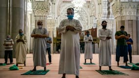 Des fidèles prient dans une mosquée de Casablanca en juin 2020