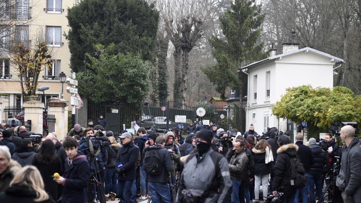 Johnny Hallyday s'est éteint à l'âge de 74 ans dans sa maison de Marnes-la-Coquette. Johnny Hallyday s'est éteint à l'âge de 74 ans dans sa maison de Marnes-la-Coquette.