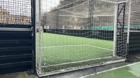 Des vidéos montrent l'un des éducateurs tirer des ballons de football en direction de la tête de jeunes enfants. 