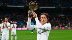 Luka Modric avec son Ballon d'or, au Santiago-Bernabéu le 15 décembre 2018