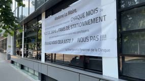 Une banderole a été déployée sur la façade de la clinique. 