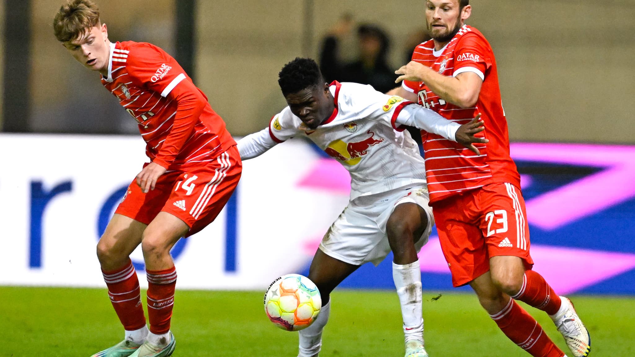 Karim Konaté, aux prises avec Paul Wanner et Daley Blind lors d'un match amical contre le Bayern (4-4) en janvier 2023. Karim Konaté, aux prises avec Paul Wanner et Daley Blind lors d'un match amical contre le Bayern (4-4) en janvier 2023.