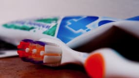 Deux brossages de dents par jour suffisent, selon l'Union française pour la santé buco-dentaire.