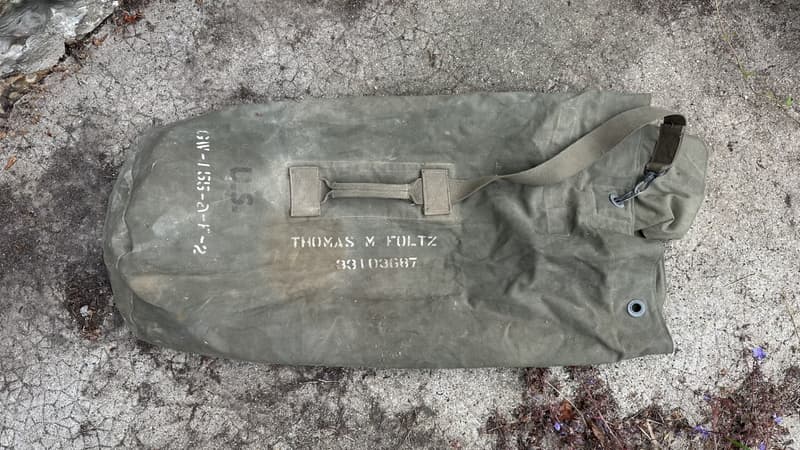 Le sac militaire retrouvé par le couple normand dans leur villa récemment achetée près d'Étretat.