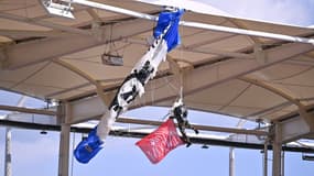 L'image dingue du parachutiste coincé sur le toit du Stadium à Toulouse, 6 avril 2025