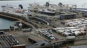 Terminal de Douvres, en Grande-Bretagne. La compagnie maritime transmanche SeaFrance a annoncé la suppression de 725 emplois à Calais. /Photo d'archives/REUTERS/Andrew Winning