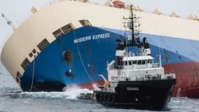 Le Modern Express tracté en pleine mer par le remorqueur Centaurus.