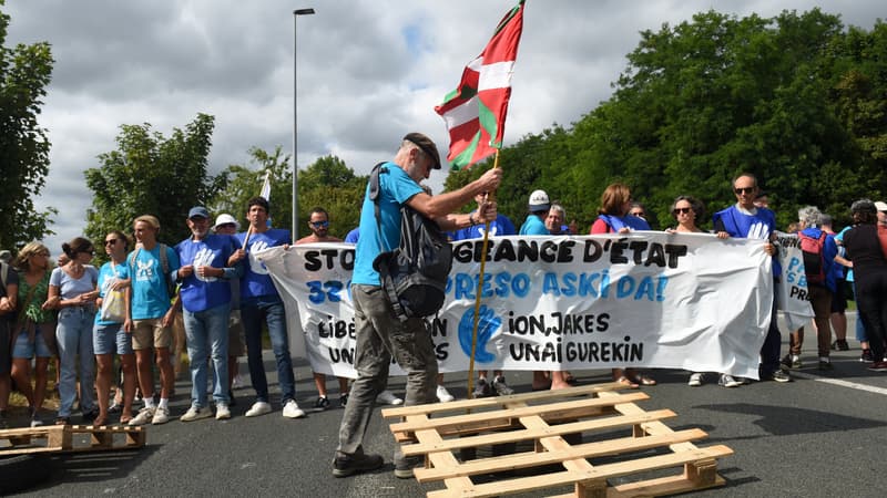 Des manifestants, répondant à l'appel du mouvement Bake Bidea, bloquent la RN 10 pour protester contre le refus de libérer les prisonniers basques emprisonnés depuis 32 ans, Jakes Esnal et Ion Parot à Biarritz, dans le sud-ouest de la France, le 23 juillet 2022.
