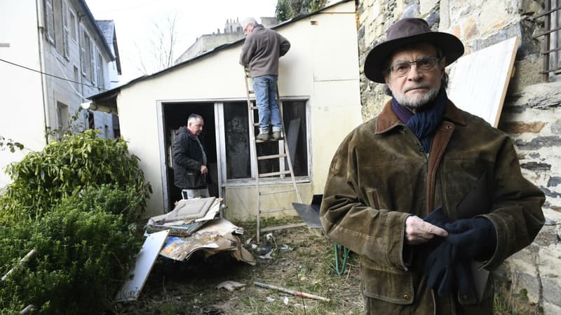 L'ancien avocat de la famille Seznec, Denis Langlois, devant la maison familiale, le 24 février 2018