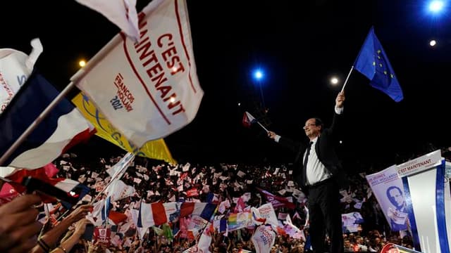 A la victoire ! Au 6 mai ! A demain !", a lancé dimanche François Hollande au palais omnisports de Paris-Bercy, invitant ses sympathisants à préparer les conditions d'une "belle victoire", mais "pas à n'importe quel prix". /Photo prise le 29 avril 2012/RE