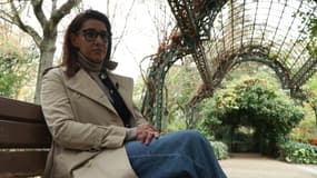 Lydia Hadjara, accusant le gourou Claude Vorilhon dit "Raël" de "viols" et "actes de tortures" au sein de sa secte, en novembre 2025.