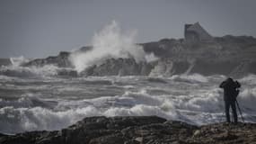 Des vagues sont générées par des vents violents, le 4 mars 2019 à Batz-sur-Mer, dans l'ouest de la France. 