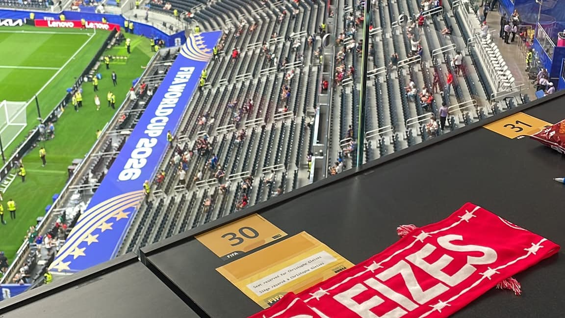L'écharpe place en hommage à Christophe Gleizes en tribune de presse pour France-Espagne, le 14 juillet 2026