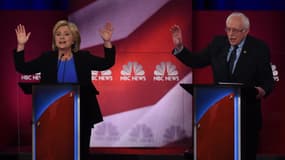 Hillary Clinton et son rival Bernie Sanders, le 17 janvier 2016, lors du quatrième et dernier débat démocrate, à Charleston, en Caroline du Sud. 