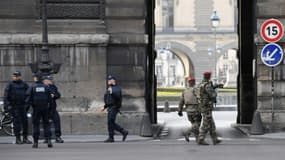 Des policiers et des soldats patrouillent le 3 février 2017 devant le musée du Louvre à Paris après l'attaque de militaires du dispositif Sentinelle