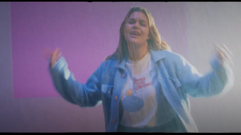 Louane dans le clip "Désolée