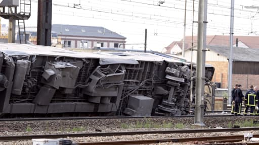 Le train Intercités couché sur les voix en gare de Brétigny sur Orge, vendredi 12 juillet.