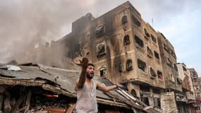 Un homme devant un bâtiment touché par un bombardement israélien à Gaza, le 11 octobre 2023. 