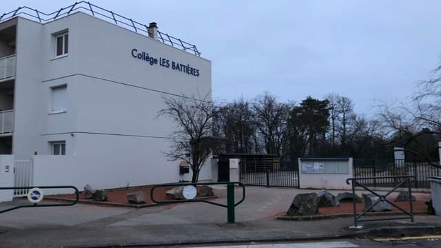 Des enseignants du collège Les Battières à Lyon sont en grève depuis lundi.