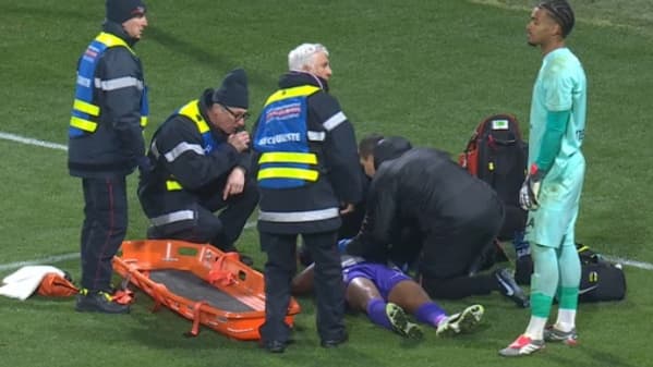 Le staff médical assiste le joueur de Toulouse Djibril Sidibé, 2 janvier 2026