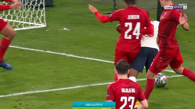Le penalty sifflé pour une faute sur Sterling lors d'Angleterre-Danemark