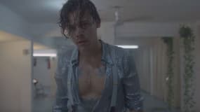 Harry Styles dans le clip Lights up