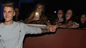 Justin Bieber et des fans énamourées, le 27 juillet 2014 à Los Angeles.